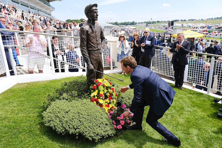 RACE TO BE NAMED IN MEMORY OF LESTER PIGGOTT AND FRANKIE DETTORI “HONOURED” TO LAY WREATH AT STATUE 