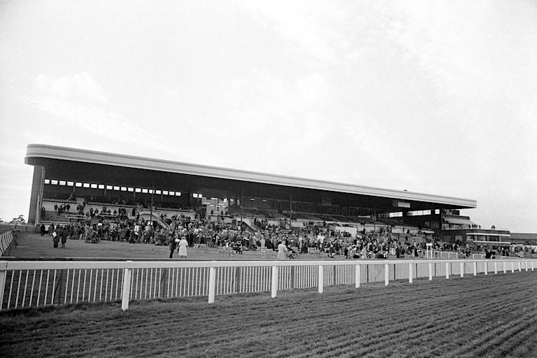 Grandstand at Kempton in 1980 - PA images.jpg