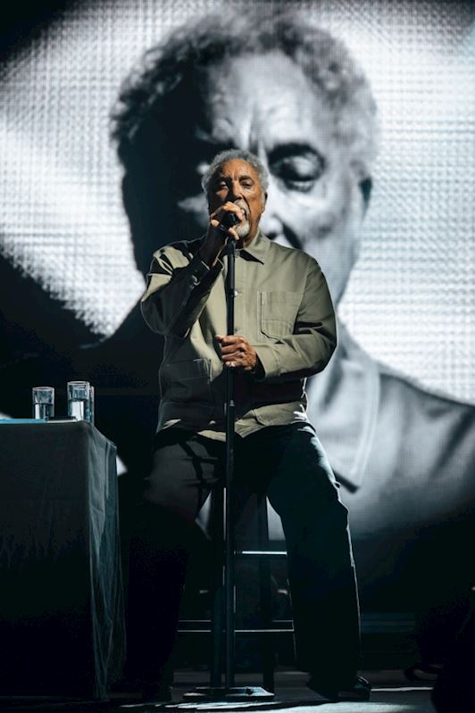 TRIUMPHANT MARKET RASEN RETURN FOR SIR TOM JONES WITH ATTENDANCE OF OVER 10,000
