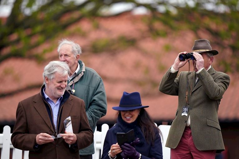 Racegoers_Guineas Friday.jpg