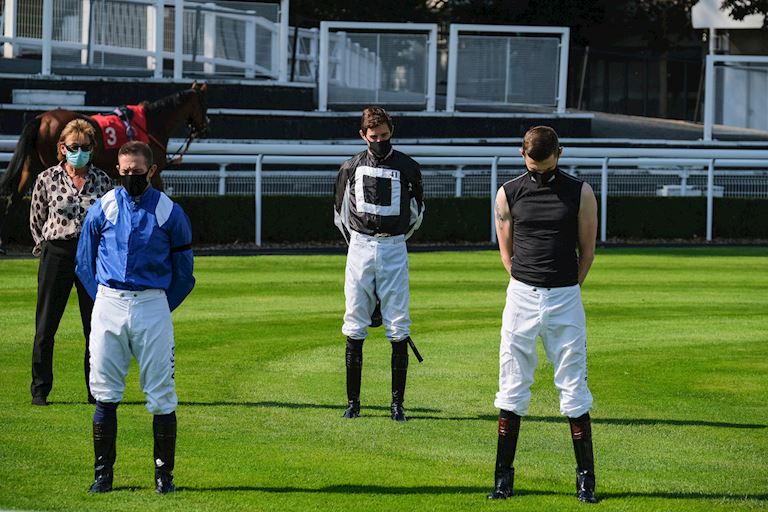 Jockeys minute silence pat smullen.jpg