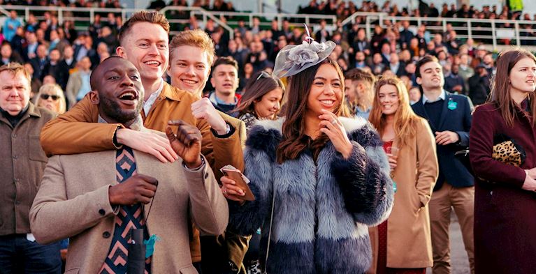Imperial_Sandown_crowd.jpg